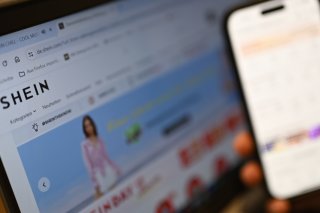 En France, Pimkie a été exclue de la Fédération des enseignes de l'habillement, membre de l'Alliance du Commerce, pour avoir noué un partenariat avec Shein. (archive) KEYSTONE/DPA/MONIKA SKOLIMOWSKA